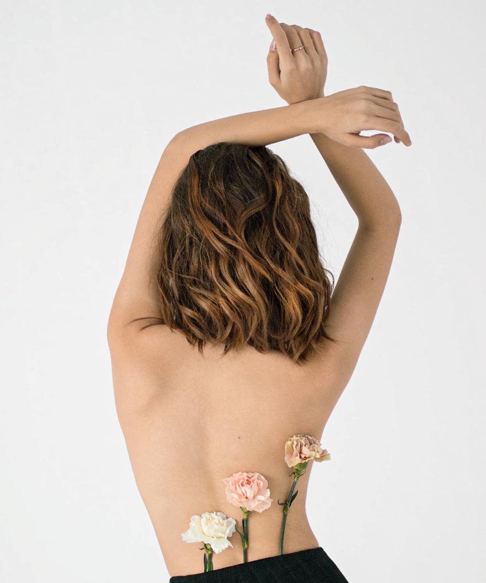 Modelo con prendas de moda femenina